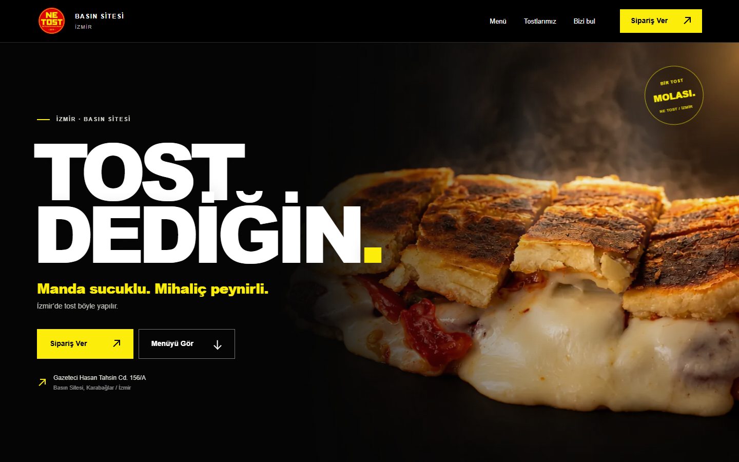 Werkelijke homepage van NE TOST Basın Sitesi, met geroosterd brood en zwart-gele vormgeving.